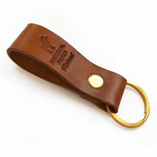 Lataa kuva Galleria-katseluun, Nahkainen avainlenkki kultaisella metalliosalla ja hirvipainatuksella