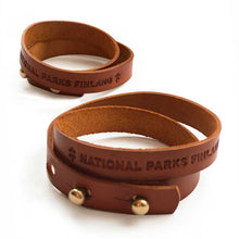 Lataa kuva Galleria-katseluun, Nahkainen rannekoru kultaisella metalliosalla harmaan villapaidan päällä