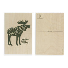 Lataa kuva Galleria-katseluun, puinen vaneripostikortti jossa metsänvihreä national parks finland hirvipainatus edestä ja takaa
